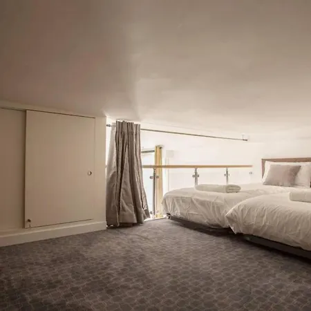 Designer Flat, Steps From Place Des Vosges, Le Marais Apartment *