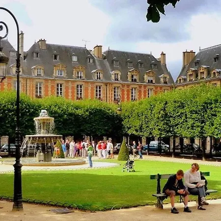 Designer Flat, Steps From Place Des Vosges, Le Marais Apartment Paris